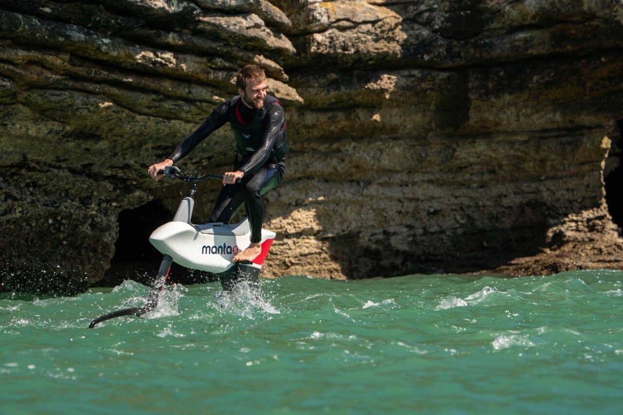 Manta5 Hydrofoiler SL3: l’e-bike per pedalare sull’acqua